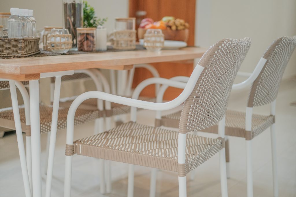 Mengenal Rotan Sintetis, Andalan Furniture Outdoor Anda 2 judul a b