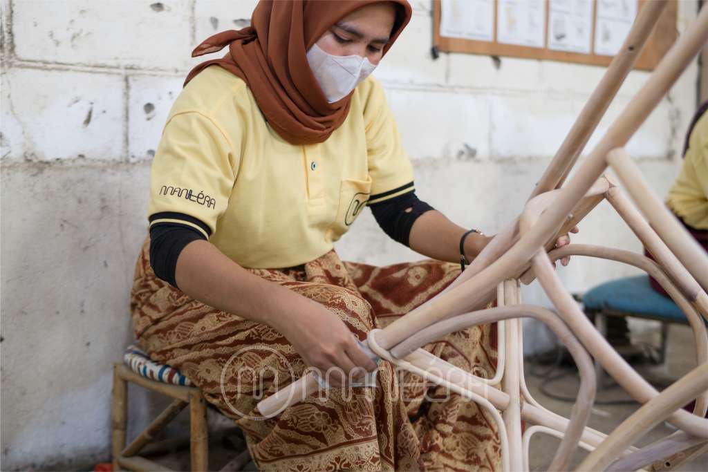 Rotan Natural vs Rotan Sintetis: Mana yang Tepat untuk Kebutuhan Anda? 3 RANGKA KURSI ROTAN